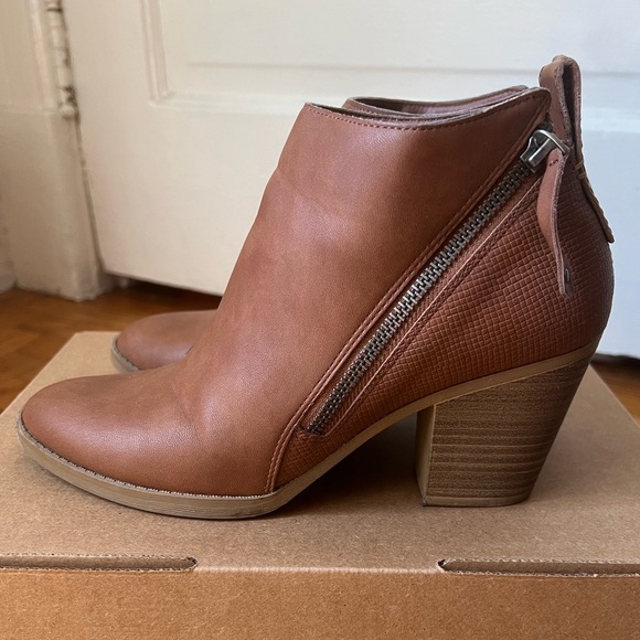 DV Target Ankle Boots - Picture 5 of 7